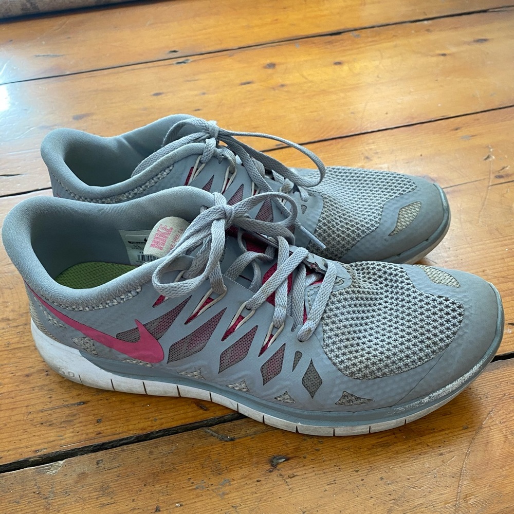 Nike Womens Free Run Sneakers size 9.5 gray and pink